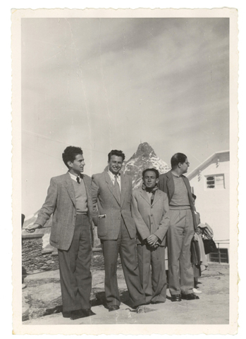 מימין: יואל רקח, גדעון יקותיאלי, יגאל תלמי ועמוס דה-שליט, לאחר כנס מדעי בבזל, ספטמבר 1949.